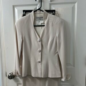 Daymor Vintage Sophisticated Cream Skirt Suit with beading Details. Size 4P